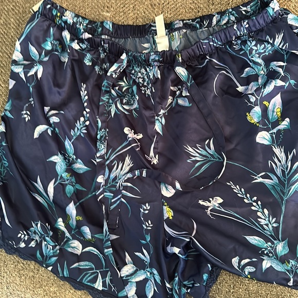 Two-piece size large by Flora, Nick Cruz has pockets in the in shorts pajamas - Picture 4 of 6